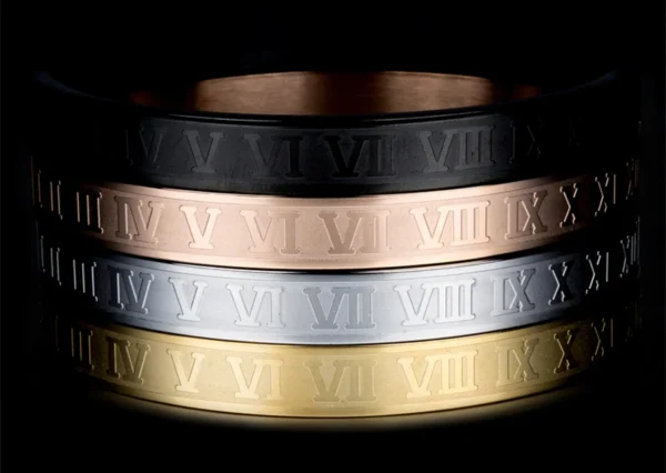 H7cc45746ccb3412385731fa39e6369d54.webp Bracelet Manchette de Luxe en Acier Inoxydable avec Gravure de Numéros Romains pour Couples